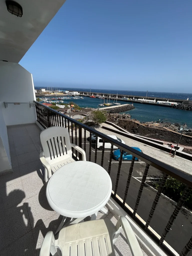 Balcón de los apartamentos completo